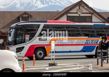 Gare de Kawaguchiko au Japon, porte d'entrée au Mont Fuji, véhicule de bus autoroutier de Tokyo à la gare, Japon, Asie, 2023 Banque D'Images