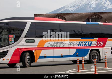 Gare de Kawaguchiko au Japon, porte d'entrée au Mont Fuji, véhicule de bus autoroutier de Tokyo à la gare, Japon, Asie, 2023 Banque D'Images