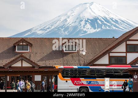 MT Fuji Japon derrière la gare de Kawaguchiko, préfecture de Yamanashi, avec le bus autoroutier de Tokyo, Japon, Asie, 2023 Banque D'Images