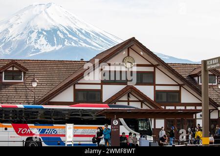 Station de Kawaguchiko au Japon avec pic de neige du Mont Fuji visible derrière, bus autoroutier de Tokyo avec embarquement de touristes, Japon, Asie, 2023 Banque D'Images