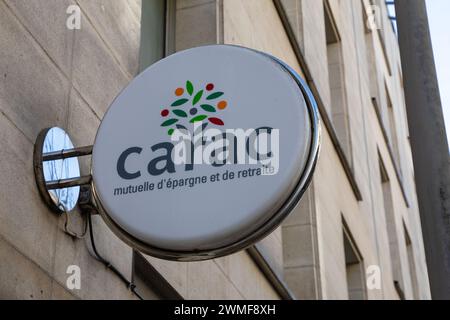 Bordeaux , France - 02 15 2024 : marque du logo Carac et texte de l'enseigne de la mutuelle française d'épargne et de retraite Banque D'Images