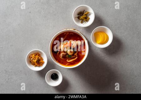 Porc aigre-doux plat coréen riz avec nouilles en verre sautées et légumes sautés fruits de mer et légumes sautés soupe épicée de nouilles aux fruits de mer Banque D'Images