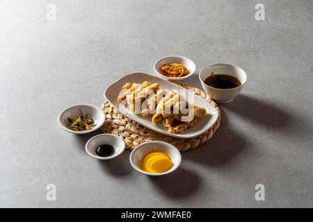 Porc aigre-doux plat coréen riz avec nouilles en verre sautées et légumes sautés fruits de mer et légumes sautés soupe épicée de nouilles aux fruits de mer Banque D'Images