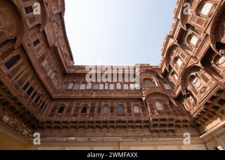 Jodhpur, Rajasthan, Inde - 31 octobre 2023 : la vue grand angle du palais intérieur du fort Jodhpur Mehrangarh Banque D'Images