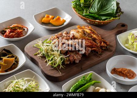 Spareribs grillés au charbon de bois plat coréen ventre de porc grillé peau de porc grillée marinée ragoût de kimchi ragoût, ragoût de pâte de haricots Banque D'Images
