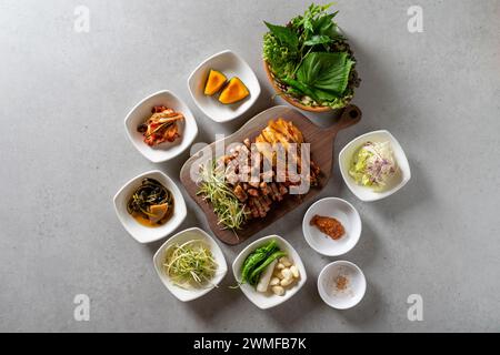 Spareribs grillés au charbon de bois plat coréen ventre de porc grillé peau de porc grillée marinée ragoût de kimchi ragoût, ragoût de pâte de haricots Banque D'Images