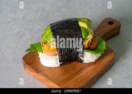 Mentaiko Egg Spam Musubi plat coréen repas œufs de pollack salés. Spam Musubi œuf Spam Musubi style Hong Kong pain grillé français crème fouettée Compot de baies Banque D'Images