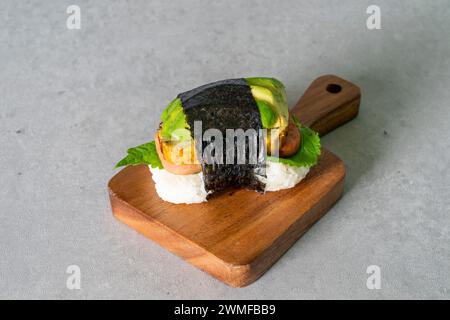 Mentaiko Egg Spam Musubi plat coréen repas œufs de pollack salés. Spam Musubi œuf Spam Musubi style Hong Kong pain grillé français crème fouettée Compot de baies Banque D'Images