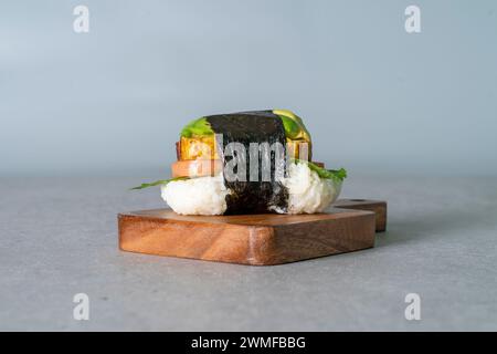 Mentaiko Egg Spam Musubi plat coréen repas œufs de pollack salés. Spam Musubi œuf Spam Musubi style Hong Kong pain grillé français crème fouettée Compot de baies Banque D'Images