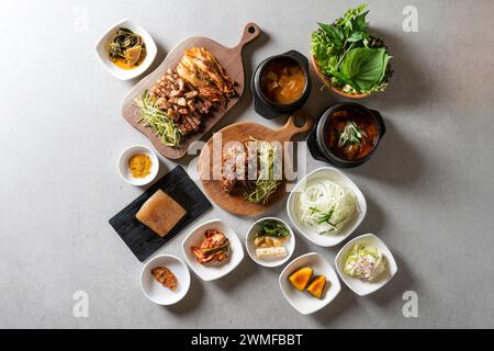 Spareribs grillés au charbon de bois plat coréen ventre de porc grillé peau de porc grillée marinée ragoût de kimchi ragoût, ragoût de pâte de haricots Banque D'Images