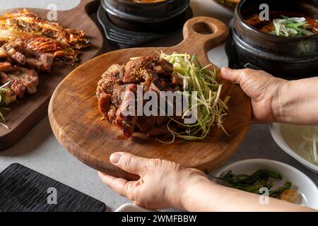 Spareribs grillés au charbon de bois plat coréen ventre de porc grillé peau de porc grillée marinée ragoût de kimchi ragoût, ragoût de pâte de haricots Banque D'Images