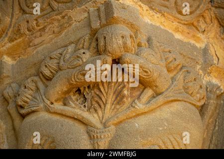 Face aux chiens, Eglise de Santiago de Agüero, Agüero, Huesca, Espagne Banque D'Images