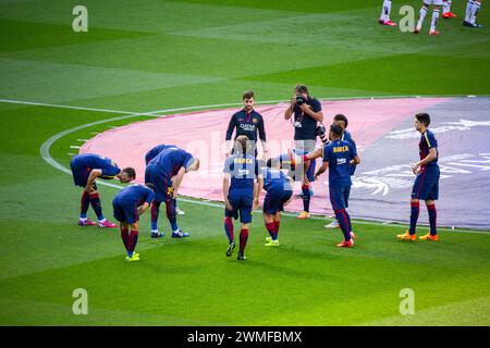 ÉCHAUFFEMENT, BARCELONA FC, MATCH DU TITRE 2015 : les joueurs de Barcelone s'échauffent avant le match. L'équipe a déjà remporté le titre de la Liga avec style. Dernier match de la saison de Liga 2014-15 en Espagne entre Barcelone FC et Deportivo de la Coruna au Camp Nou, Barcelone, le 23 mai 2015. The Game terminé 2-2. Barcelone a célébré la victoire du titre de champion et le dernier match à domicile de la légende Xavi. Deportiva a obtenu le point dont ils avaient besoin pour éviter la relégation. Photographie : Rob Watkins Banque D'Images