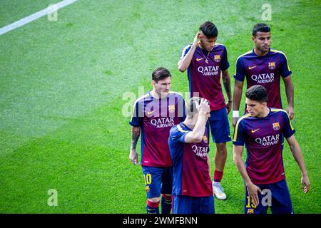 ÉCHAUFFEMENT, BARCELONA FC, MATCH DU TITRE 2015 : les joueurs de Barcelone s'échauffent avant le match. L'équipe a déjà remporté le titre de la Liga avec style. Dernier match de la saison de Liga 2014-15 en Espagne entre Barcelone FC et Deportivo de la Coruna au Camp Nou, Barcelone, le 23 mai 2015. The Game terminé 2-2. Barcelone a célébré la victoire du titre de champion et le dernier match à domicile de la légende Xavi. Deportiva a obtenu le point dont ils avaient besoin pour éviter la relégation. Photographie : Rob Watkins Banque D'Images