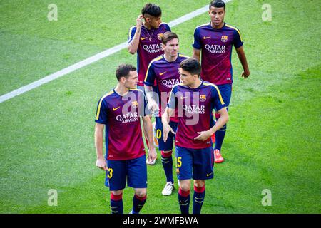 ÉCHAUFFEMENT, BARCELONA FC, MATCH DU TITRE 2015 : les joueurs de Barcelone s'échauffent avant le match. L'équipe a déjà remporté le titre de la Liga avec style. Dernier match de la saison de Liga 2014-15 en Espagne entre Barcelone FC et Deportivo de la Coruna au Camp Nou, Barcelone, le 23 mai 2015. The Game terminé 2-2. Barcelone a célébré la victoire du titre de champion et le dernier match à domicile de la légende Xavi. Deportiva a obtenu le point dont ils avaient besoin pour éviter la relégation. Photographie : Rob Watkins Banque D'Images