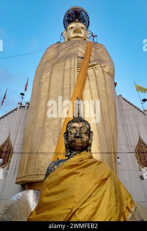 La statue dorée de 32 m de haut d'un Bouddha debout et un monument majeur de Bangkok à Wat Indraviharn, Bangkok, Thaïlande Banque D'Images