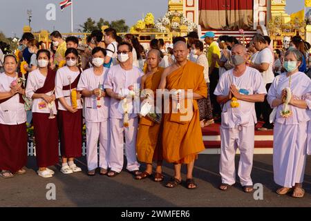 Lors des célébrations pour Makha Bucha (festival bouddhiste) à Bangkok, en Thaïlande, deux moines bouddhistes et des laïcs posent pour une photo Banque D'Images