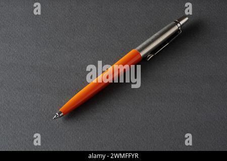 Gros plan d'un stylo à bille de style vintage sur un fond gris foncé Banque D'Images