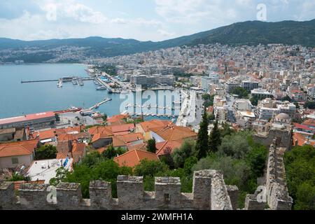 Vue sur un port avec de nombreux bateaux entourés par l'architecture de la ville, Kavala, Dimos Kavalas, Macédoine orientale et Thrace, Golfe de Thasos, Golfe de Banque D'Images