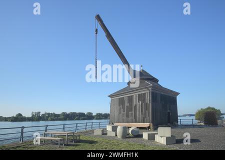 Grue de chargement de vin historique de 1746 avec cargaison, valise et tonneau de vin sur le Rhin, repère, banc, grue de chargement, Oestrich, Oestrich-Winkel Banque D'Images