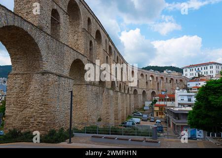 Un aqueduc romain couvre un paysage urbain moderne sous un ciel nuageux, Kavala, Dimos Kavalas, Macédoine orientale et Thrace, Golfe de Thasos, Golfe de Kavala Banque D'Images