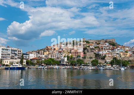 Vue d'une ville côtière méditerranéenne avec une forteresse sur une colline et des bateaux à la jetée, vieille ville, Kavala, Dimos Kavalas, Macédoine orientale et Banque D'Images