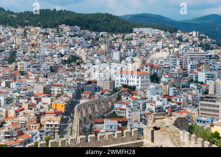 Aqueduc romain, développement dense d'une ville située sur les pentes d'une colline, vue depuis la forteresse, Kavala, Dimos Kavalas, Macédoine orientale et Banque D'Images