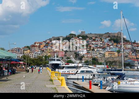 Vue sur une promenade animée du port avec des bateaux, des gens et un château sur une colline, forteresse, vieille ville, Kavala, Dimos Kavalas, Macédoine orientale et Banque D'Images