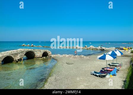 Ruines du pont vénitien sur la petite plage, Argassi, Zakynthos, îles Ioniennes, Grèce Banque D'Images