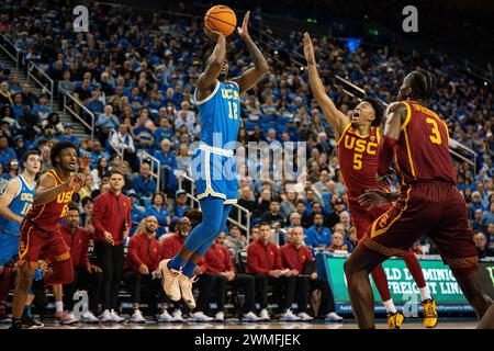 Le garde des Bruins de l'UCLA Sebastian Mack (12) tire contre le garde des chevaux de Troie de l'USC Boogie Ellis (5) lors d'un match de basket-ball de la NCAA, samedi 24 février 2024, à Banque D'Images