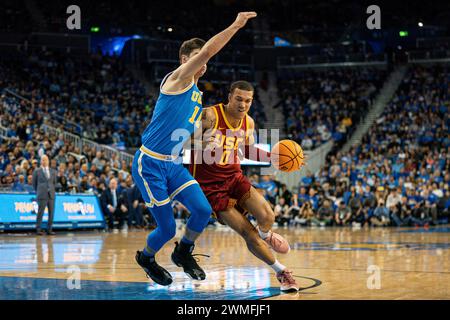 Kobe Johnson (0), garde des chevaux de Troie de l'USC, affronte Lazar Stefanovic (10), garde des Bruins de l'UCLA, lors d'un match de basket-ball de la NCAA, samedi 24 février 2024, Banque D'Images