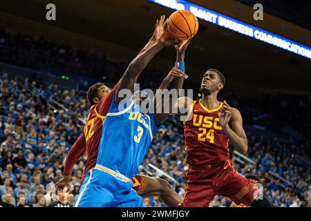 L'attaquant des Bruins de l'UCLA, Adem Bona (3), est attaqué par l'attaquant des Trojans de l'USC, Joshua Morgan (24), lors d'un match de basket-ball de la NCAA, samedi 24 février 2024, à P. Banque D'Images