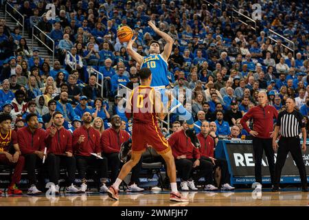 Lazar Stefanovic (10 ans), le garde des Bruins de l'UCLA, est faussé lors d'une tentative de trois points par le garde des Trojans de l'USC Kobe Johnson (0 ans) lors d'un match de basket-ball de la NCAA, Saturd Banque D'Images