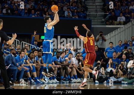 Lazar Stefanovic (10), le garde des Bruins de l'UCLA, tire sur Kobe Johnson (0), le garde des Trojans de l'USC, lors d'un match de basket-ball de la NCAA, le samedi 24 février 2024 à Banque D'Images