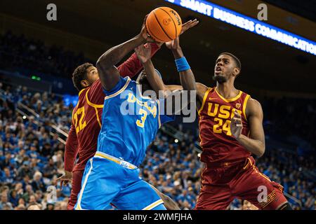 L'attaquant des Bruins de l'UCLA, Adem Bona (3), est attaqué par l'attaquant des Trojans de l'USC, Joshua Morgan (24), lors d'un match de basket-ball de la NCAA, samedi 24 février 2024, à P. Banque D'Images