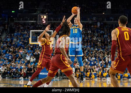 Lazar Stefanovic (10), le garde des Bruins de l'UCLA, tire sur Boogie Ellis (5), le garde des chevaux de Troie de l'USC, lors d'un match de basket-ball de la NCAA, le samedi 24 février 2024 à Banque D'Images