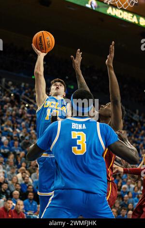 Lazar Stefanovic (10), le garde des Bruins de l'UCLA, tire sur l'attaquant des chevaux de Troie de l'USC Vincent Iwuchukwu (3) lors d'un match de basket de la NCAA, le samedi 24 février 20 Banque D'Images