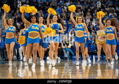 Les cheerleaders de l'UCLA prennent le court lors d'un match de basket-ball de la NCAA contre les Trojans de l'USC, samedi 24 février 2024, au Pavillon Pauley, à Westwood, Banque D'Images