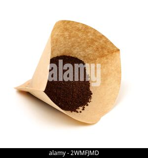 Cône de café avec du papier filtre plein de café sur fond blanc Banque D'Images