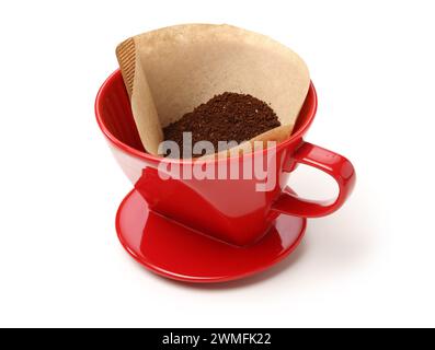 Cône de café avec du papier filtre plein de café sur fond blanc Banque D'Images