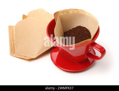 Cône de café avec du papier filtre plein de café sur fond blanc Banque D'Images