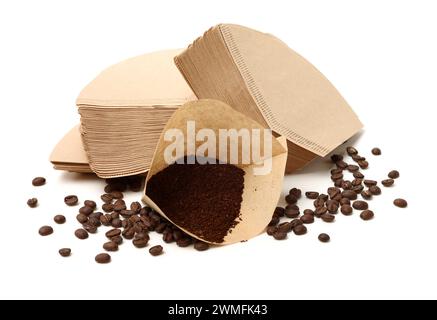 Cône de café avec du papier filtre plein de café sur fond blanc Banque D'Images