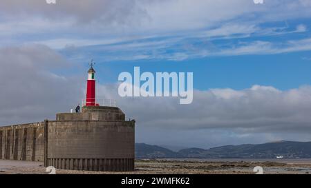 Phare de Watchet Harbour à marée basse, Somerset, Royaume-Uni Banque D'Images
