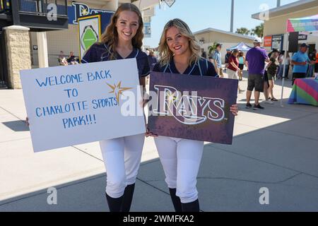 Port Charlotte, FL : une image générale des membres de l'équipe Ray accueillant les fans lors d'un match d'entraînement de printemps de la MLB contre les Tigers de Detroit le 25 février 2 Banque D'Images