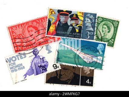 Montage de timbres-poste pré-décimaux vintage du Royaume-Uni isolés sur fond blanc. Banque D'Images