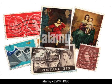 Montage de timbres-poste pré-décimaux vintage du Royaume-Uni isolés sur fond blanc. Banque D'Images