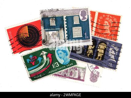 Montage de timbres-poste pré-décimaux vintage du Royaume-Uni isolés sur fond blanc. Banque D'Images