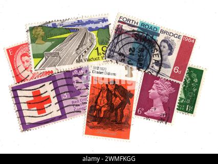 Montage de timbres-poste pré-décimaux vintage du Royaume-Uni isolés sur fond blanc. Banque D'Images