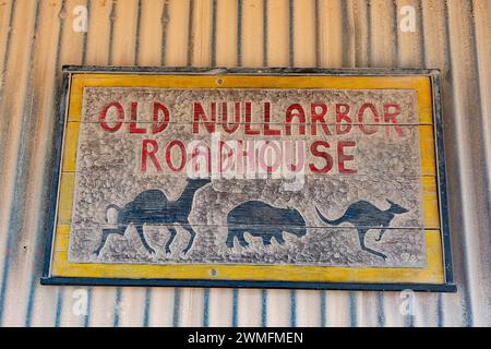 Panneau sur le mur pour l'historique Old Nullarbor Roadhouse représentant la faune, Nullarbor, Eyre Highway, Australie méridionale, Australie méridionale, Australie méridionale, Australie méridionale, Australie méridionale, Australie méridionale, Australie Banque D'Images