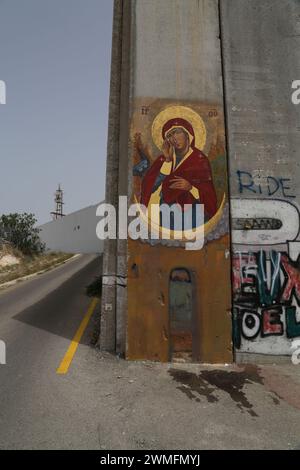 © Manoel Penicaud/le Pictorium/MAXPPP - Bethleem 04/06/2014 Manoel Penicaud/le Pictorium - 04/06/2014 - Cisjordanie/Bethleem - 'notre Dame qui fait tomber les murs' A l'entree de Bethleem, le mur de séparation ou de protection est devenu un lieu d'expression politique pour des artistes du monde entier (tel Banksy, etc).). Le cas de l'icone 'notre Dame qui fait tomber les murs' dessinee par Ian Knowles a cote du check-point est emblematique de la mobilisation de la figure de Marie, partagee par les chretiens et les musulmans. A` l'arrie`re plan, le mur a ete repeint en blanc pour la Banque D'Images